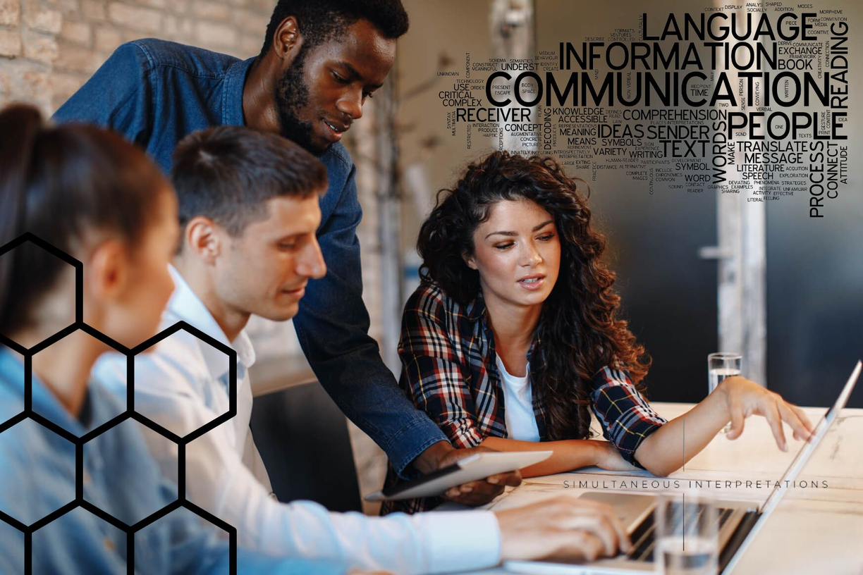 Intérpretes simultáneos trabajando en cabina