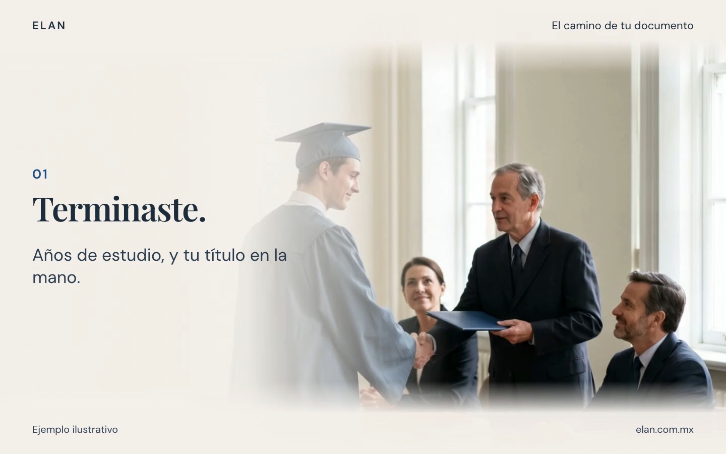 Primer cuadro del video: una persona recién graduada recibe su título ante un jurado.